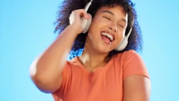 Musik Kopfhörer Und Frauen Tanzen Isoliert Studio Auf Blauem Hintergrund — Stockvideo