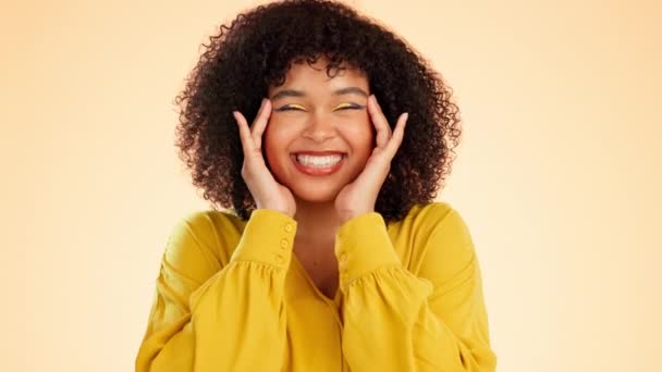Maquillaje Rostro Belleza Sonrisa Mujer Estudio Aislado Sobre Fondo Cosmética — Vídeos de Stock