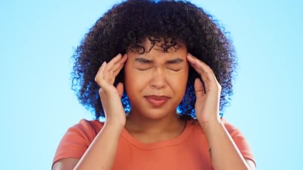 스트레스로 과푸른 배경의 위기로 기진맥진해 스튜디오 편두통 의학적 — 비디오