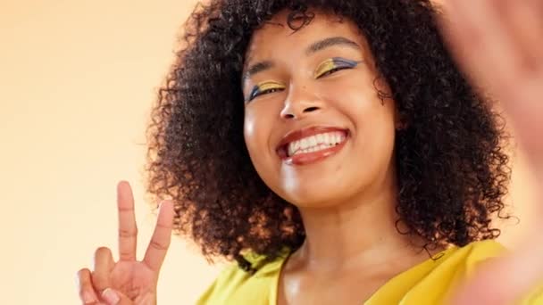 Maquilhagem Selfie Arte Cara Mulher Fundo Amarelo Com Moda Beleza — Vídeo de Stock