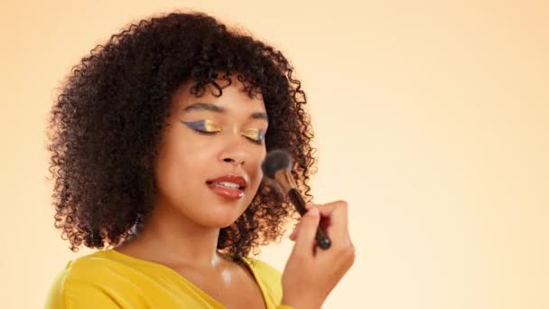 Mujer Maquillaje Sonrisa Con Cepillo Facial Estudio Para Belleza Cuidado — Vídeos de Stock