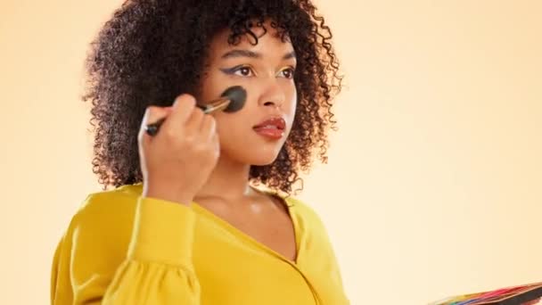 Frau Make Und Tanz Mit Gesichtsbürste Studio Für Schönheit Hautpflege — Stockvideo