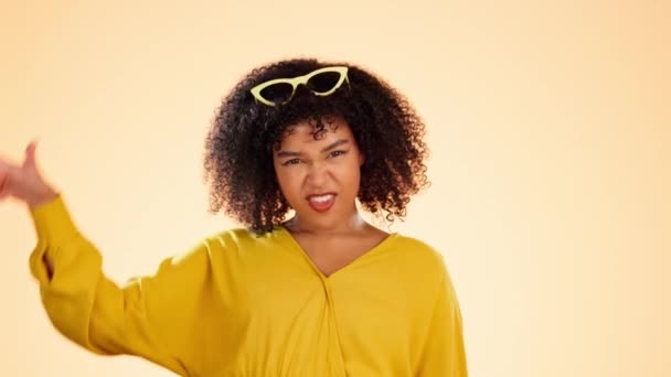 Portre Komik Surat Stüdyoda Sarı Arka Planda Siyah Bir Kadınla — Stok video