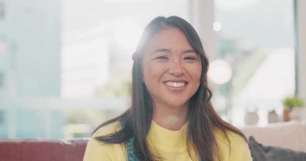 Cara Feliz Sonríe Con Una Mujer Asiática Sofá Sala Estar — Vídeos de Stock