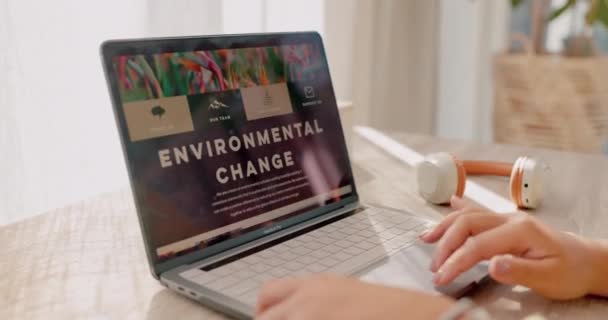 Site Pesquisa Laptop Com Mãos Mulher Para Meio Ambiente Navegação — Vídeo de Stock