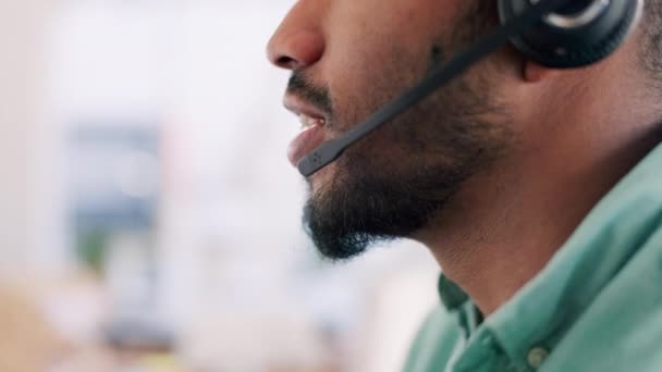 电话销售的呼叫中心 客户服务和办公室咨询人员简介 带耳机 讨论和谈话的电话推销员 面部和快乐的男性顾问 销售代理人或雇员 — 图库视频影像