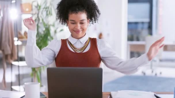 Vrolijke Vrouw Laptop Stretching Aan Haar Bureau Voor Ontspanning Commerce — Stockvideo