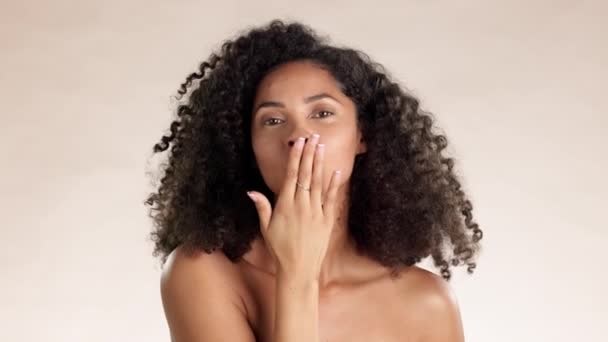 Pielęgnacja Skóry Twarz Kobieta Dmuchając Pocałunek Studio Naturalnej Piękno Samoopieki — Wideo stockowe