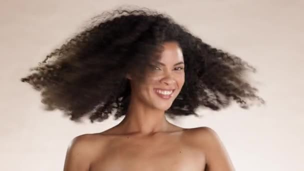 Krása Kudrnaté Vlasy Tvář Ženy Studiu Pro Sebe Lásku Sebevědomí — Stock video