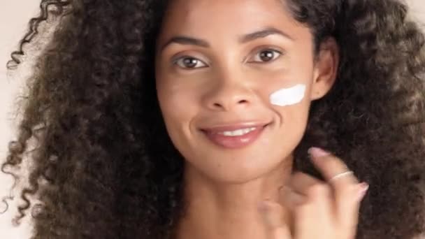 黑人妇女在演播室里进行面部 面膜或润肤护理 美容美发和面霜 采用满意应用 治疗或效果的快乐模型制作的肖像 防晒霜及护肤产品 — 图库视频影像
