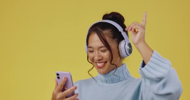 Muziek Dans Telefoon Vrouw Luisteren Naar Geluid Mobiele Smartphone Voor — Stockvideo