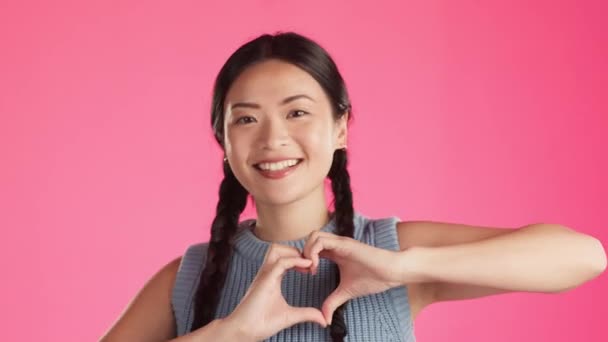 Азійська Жінка Щаслива Або Обличчям Руками Серця Танцювальній Підтримці Рожева — стокове відео