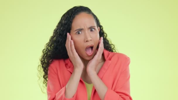 Shock Wajah Dan Seorang Wanita Mendengarkan Gosip Terisolasi Pada Latar — Stok Video