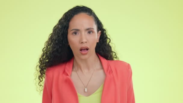 Stüdyoda Şok Olmuş Bir Yüz Kadın Sarı Arka Planda Dedikodu — Stok video