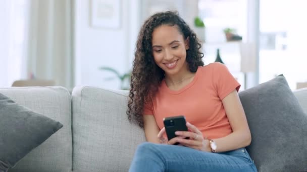 Relaxe Sorria Mulher Sofá Smartphone Digitação Para Mídias Sociais Despreocupado — Vídeo de Stock