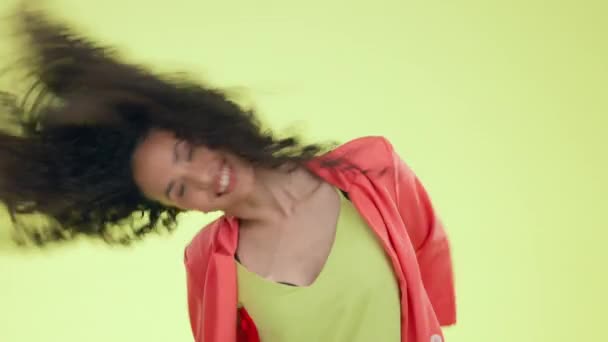 Visage Secouer Les Cheveux Femme Avec Sourire Briller Fille Excitée — Video