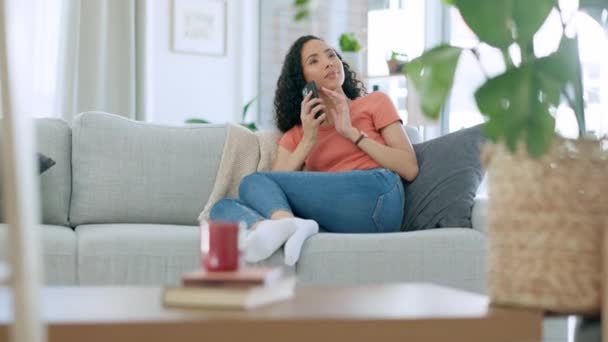 Llamada Telefónica Chismes Una Mujer Negra Sofá Sentada Sala Estar — Vídeo de stock