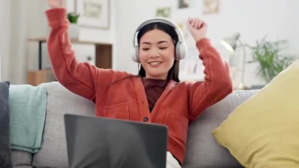 Mulher Feliz Laptop Dançar Com Fones Ouvido Música Sofá Casa — Vídeo de Stock