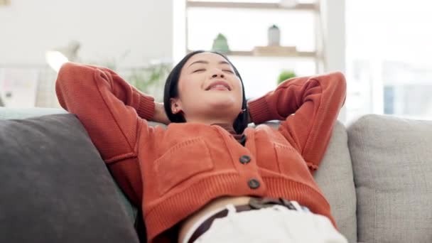 Mulher Asiática Sorrir Relaxar Sofá Casa Casa Sala Estar Fim — Vídeo de Stock