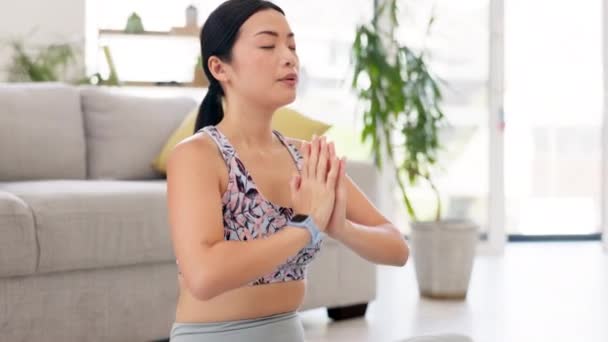 Namaste Manos Yoga Mujer Rezando Sala Estar Calma Paz Atención — Vídeos de Stock