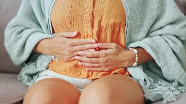 生病的女人 疼痛和双手在家里为Ibs 消化不良和恶心的医疗病毒 月经和便秘 胃病和子宫内膜异位症等腹部问题 — 图库视频影像