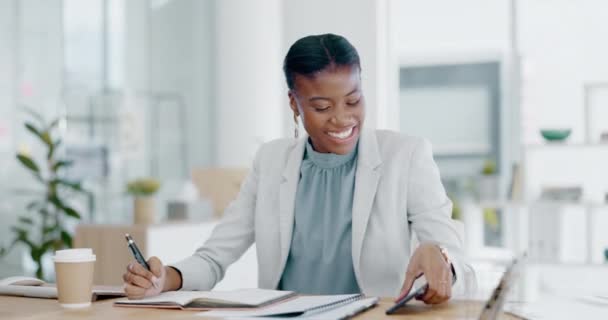Mujer Negra Llamada Telefónica Escritura Consultoría Libros Para Asesoramiento Financiero — Vídeo de stock