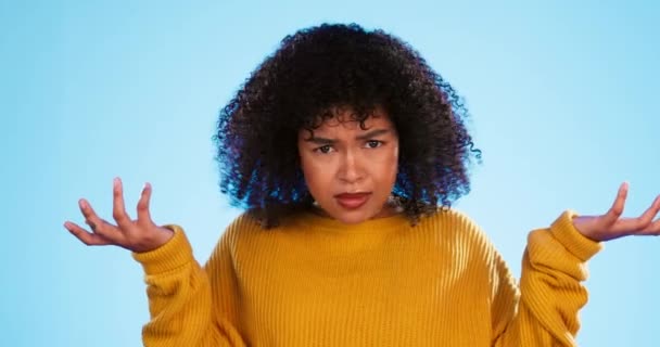 Yüz Kafası Karışık Kararsız Siyah Kadın Stüdyoda Dalgın Mavi Arka — Stok video