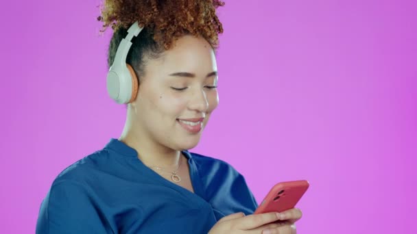 Digitando Telefone Música Mulher Com Fones Ouvido Estúdio Para Relaxar — Vídeo de Stock