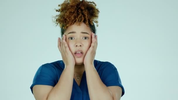 Mujer Cara Shock Estudio Aislado Con Una Joven Mujer Sintiendo — Vídeo de stock