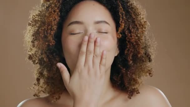 Pustekuß Flirt Und Gesicht Einer Schwarzen Frau Studio Für Körperpflege — Stockvideo