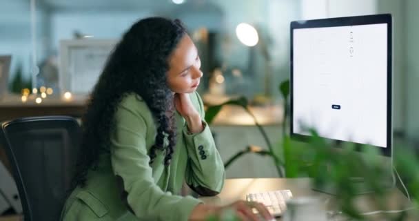 Uitrekken Moe Vrouw Het Computerscherm Het Nachtkantoor Planning Kleine Bedrijven — Stockvideo