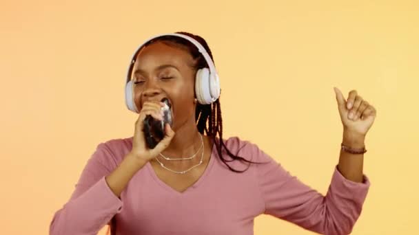 Canta Baila Mujer Negra Con Auriculares Música Aislada Fondo Estudio — Vídeos de Stock
