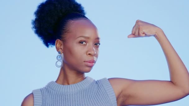 Forte Musclée Visage Une Femme Noire Aux Biceps Isolés Sur — Video