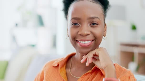 Feliz Cara Mujer Negra Riendo Sofá Relajarse Alegre Contra Fondo — Vídeo de stock