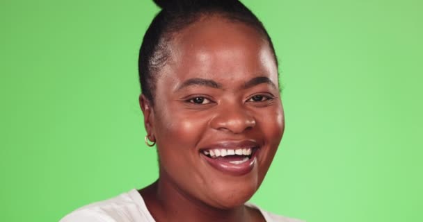 スタジオを背景に孤立した笑顔の黒人女性の緑の画面 笑いと顔 幸せと自信と空間と美しい成熟したアフリカの女性の笑い 笑顔と肖像画 — ストック動画