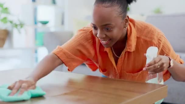 在家里客厅里喷洒 清洁桌子和黑人妇女 以去除灰尘 污垢或细菌 促进健康或健康 女佣服务 布洗和快乐的女管家 做卫生杂务 — 图库视频影像
