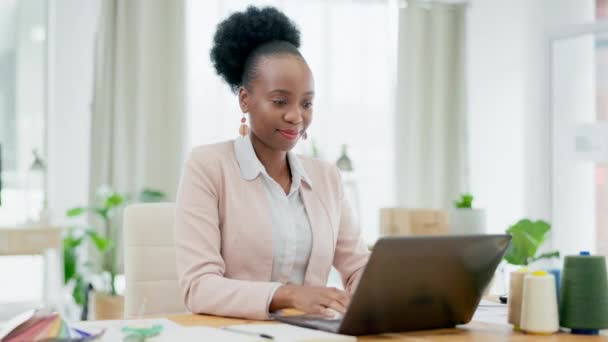 Gezicht Modeontwerper Zwarte Vrouw Met Glimlach Laptop Digitale Planning Ontwerpstudio — Stockvideo