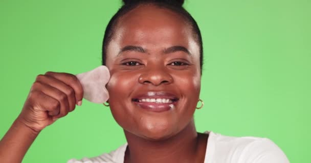 Cara Cuidado Piel Mujer Negra Con Almohadilla Algodón Maquillaje Sonrisa — Vídeo de stock