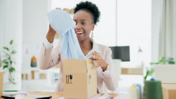 Kvinna Kläder Och Förpackning Låda Små Företag Eller B2B Leverans — Stockvideo