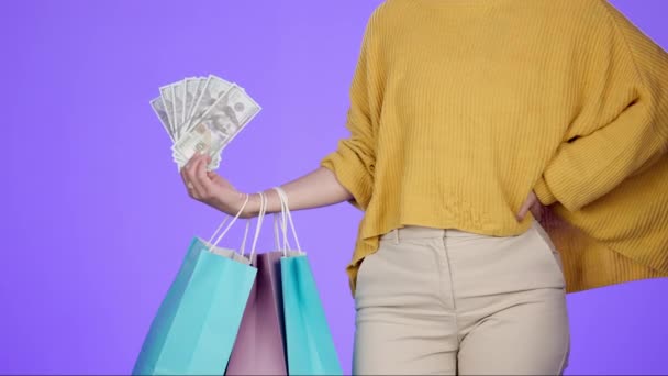 购物袋 钱和出售与妇女的手 为狂欢 付款和奢侈品 促销和精品店 顾客和现金被隔离在紫色背景的工作室里 以换取优惠 奖金或折扣 — 图库视频影像