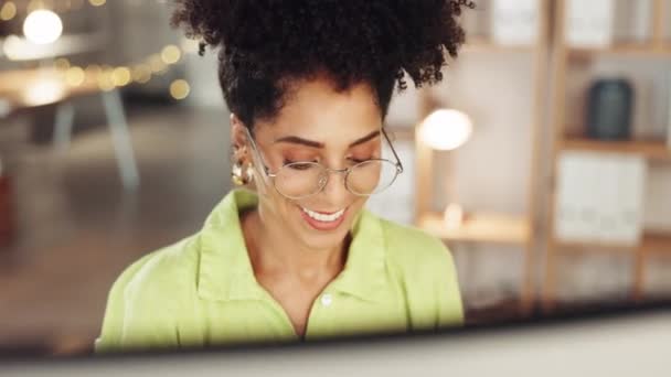 Cara Mujer Feliz Gafas Computadora Negocio Nocturno Para Investigación Línea — Vídeos de Stock