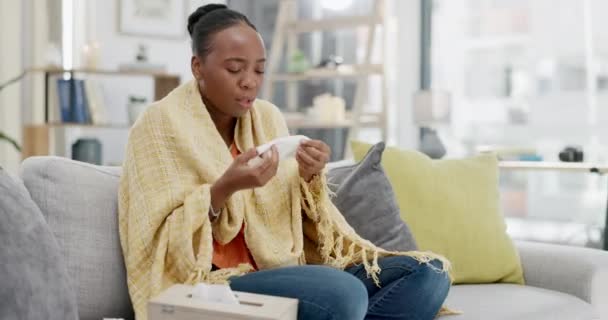 生病的黑人妇女 组织和流感在家里过敏 感冒病毒或干燥病 在冬季过敏 健康问题和患鼻窦病的危险的家庭里 打喷嚏 鼻涕和带毛毯的女性 — 图库视频影像