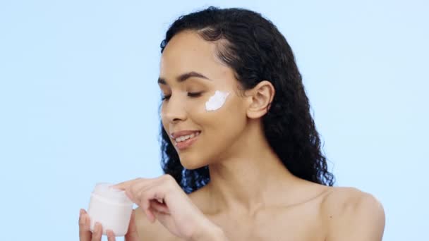 Gezicht Crème Vrouw Lachend Met Cosmetica Glimlach Zonnebrandcrème Blauwe Achtergrond — Stockvideo