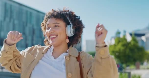 5G音楽ストリーミング 学生の健康とキャンパスライフスタイルのための都市のヘッドフォン ダンス アーバン ジェンZ人のダンスと自由と幸福と移動するオーディオ技術を聞いて — ストック動画