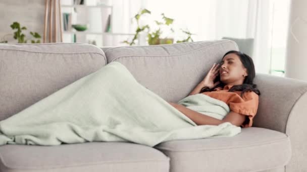 Mulher Com Dor Cabeça Deitado Sofá Doente Doença Dor Relaxar — Vídeo de Stock