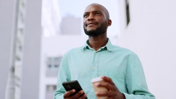 Telefon Kahve Siyah Adam Şehirde Iletişim Gps Ağı Için Yürüyor — Stok video