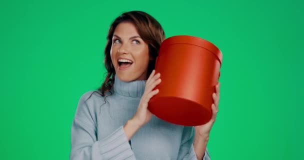Vrouw Schudden Geschenk Doos Studio Pakket Met Glimlach Feest Groen — Stockvideo