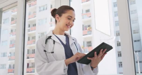 平板电脑上 满意而快乐的女医生在医院里浏览着网上和笑着 医疗诊所移动设备上愉快 快乐和女性医务工作者网络或滚动 — 图库视频影像