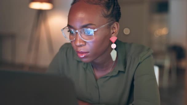 Plazo Lectura Mujer Negra Escribiendo Portátil Para Estrategia Gestión Proyectos — Vídeo de stock