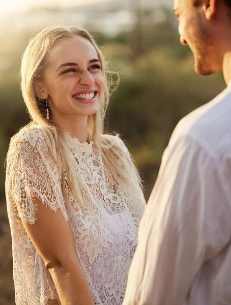 Gelukkig Glimlach Koppel Natuur Bij Zonsondergang Voor Romantiek Hechting Kwaliteitstijd — Stockfoto